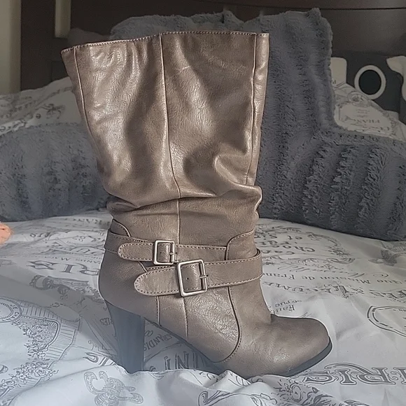 Boots - Picture 3 of 3